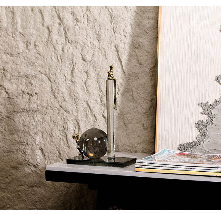 水晶柱上的雕像 - Luxury Premium Alloy Home Decor & Artistic Piece