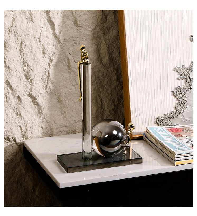 水晶柱上的雕像 - Luxury Premium Alloy Home Decor & Artistic Piece