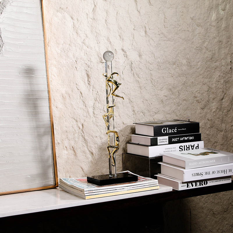 金色登山者雕塑 - Luxury Premium Alloy & Home Decor & Artistic Piece - 1